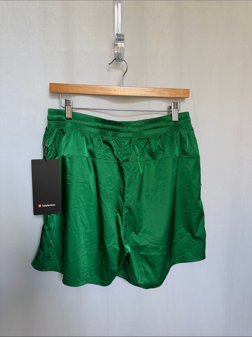 NEW Lululemon Men Stretch Satin Nylon Short 5" Size M Raceway Green Relaxed Fit - Picture 4 of 6